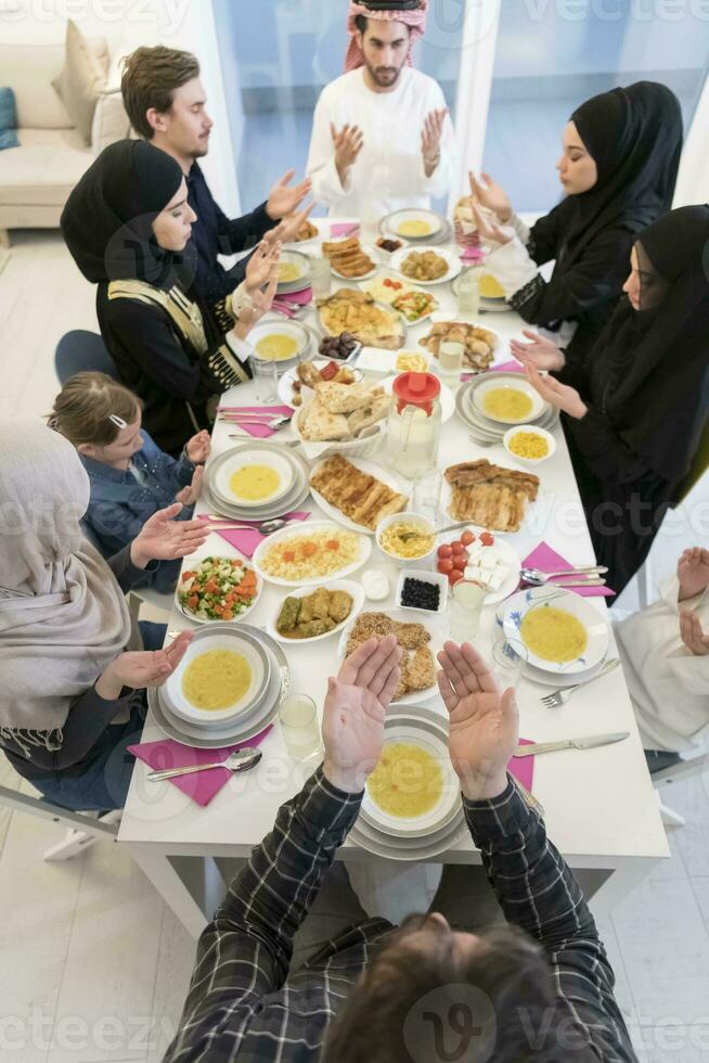 vista superior de la familia musulmana que tiene iftar durante el mes sagrado del ramadán foto