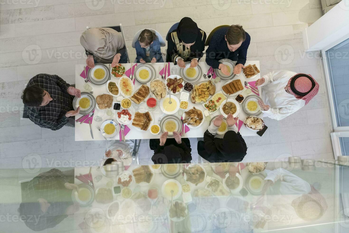 vista superior de la familia musulmana que tiene iftar durante el mes sagrado del ramadán foto