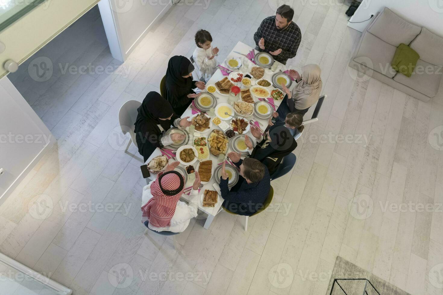 vista superior de la familia musulmana que tiene iftar durante el mes sagrado del ramadán foto