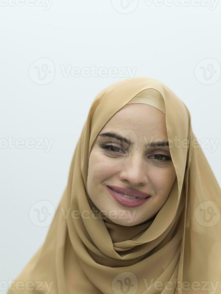 retrato de una joven musulmana con hiyab en un fondo blanco aislado foto