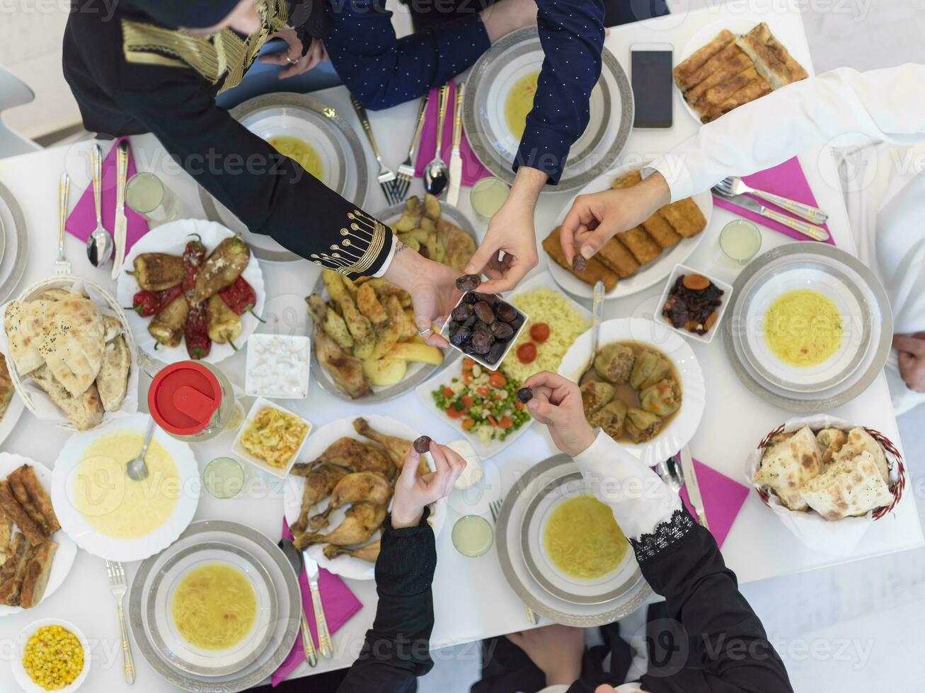 vista superior de la familia musulmana que tiene iftar durante el mes sagrado del ramadán foto