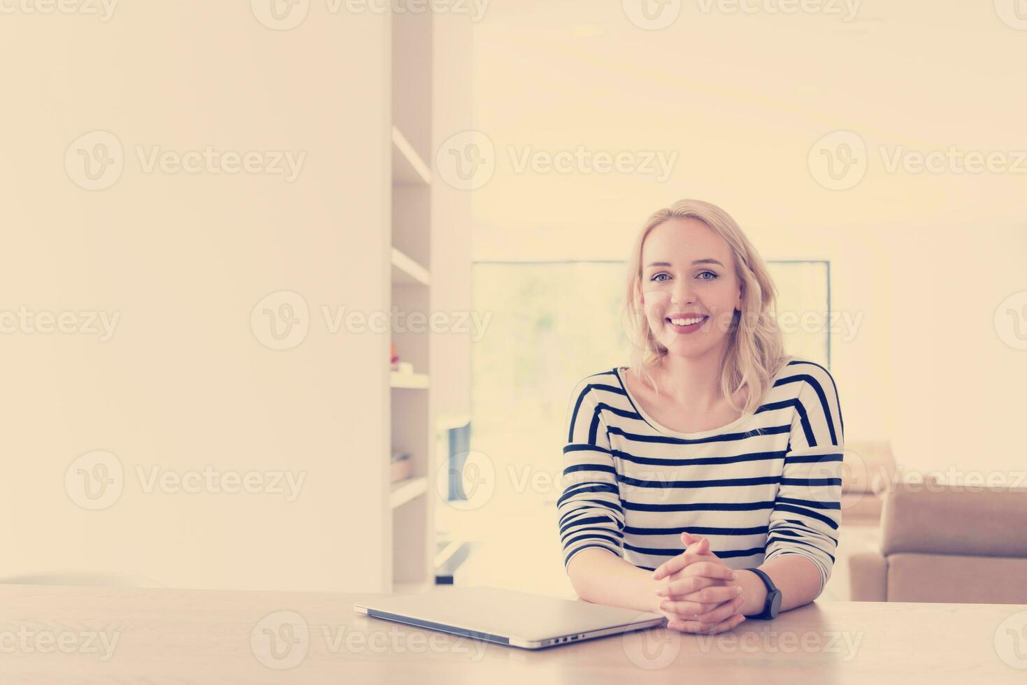 mujer joven con laptop en casa foto