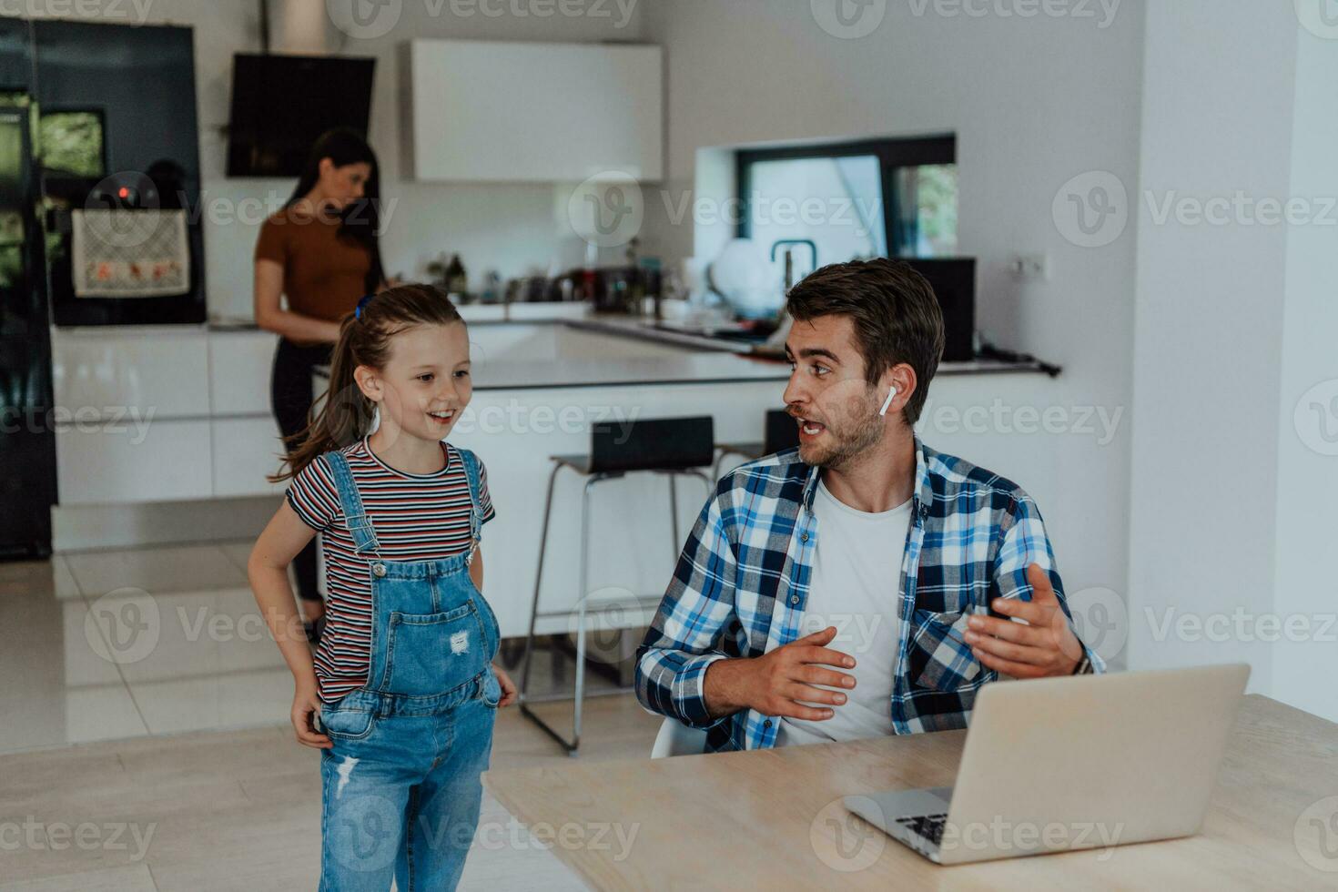 padre y hija en moderno casa hablando juntos en ordenador portátil con su familia durante vacaciones. el vida de un moderno familia foto