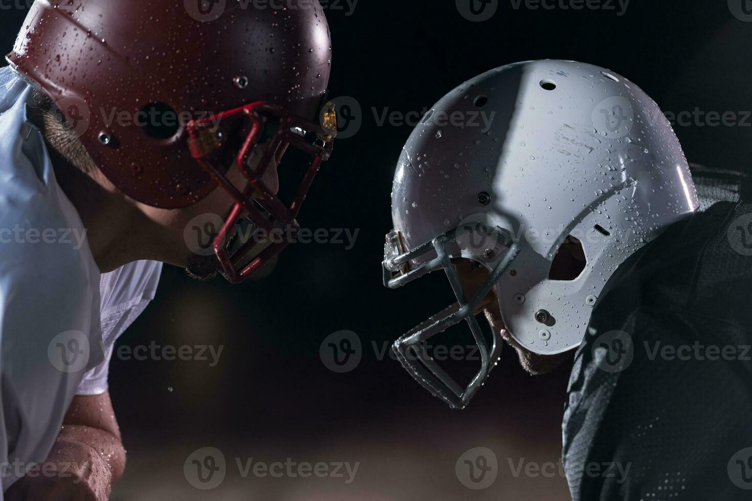 dos americano fútbol americano jugadores cara a cara en silueta sombra en blanco antecedentes foto