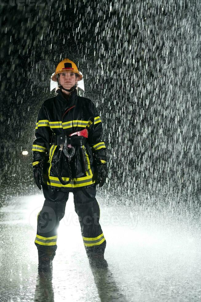 retrato de un hembra bombero en pie y caminando valiente y optimista. foto