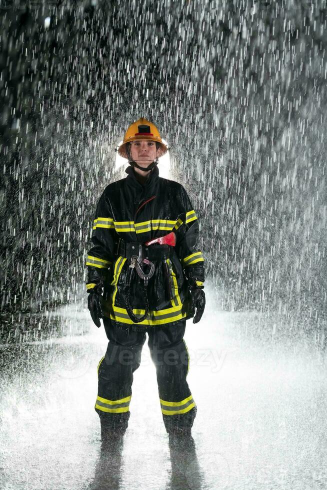 retrato de un hembra bombero en pie y caminando valiente y optimista. foto