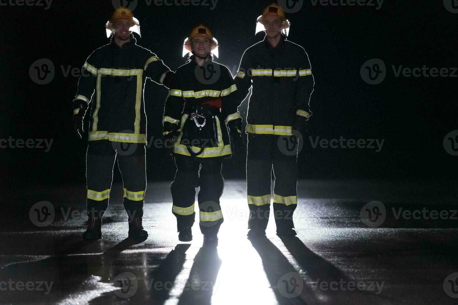 retrato de un grupo de bomberos en pie y caminando valiente y optimista con un hembra como equipo líder. foto