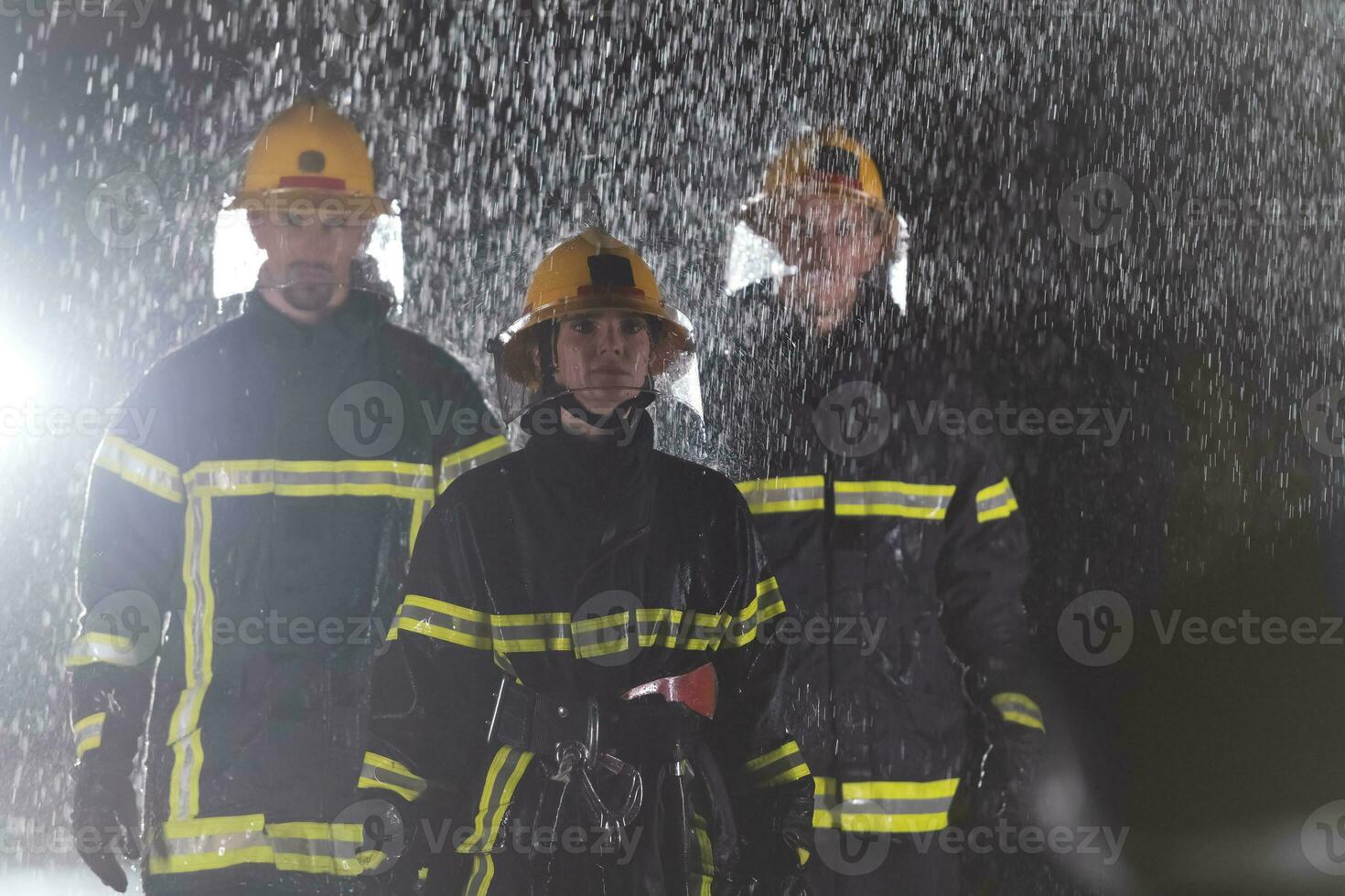 retrato de un grupo de bomberos en pie y caminando valiente y optimista con un hembra como equipo líder. foto