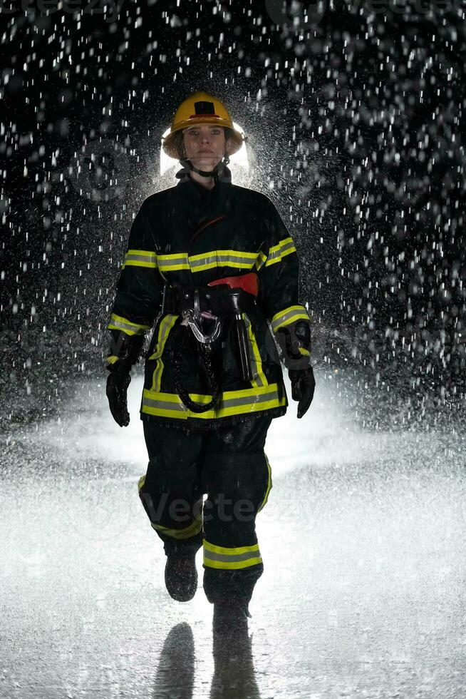 retrato de un hembra bombero en pie y caminando valiente y optimista. foto