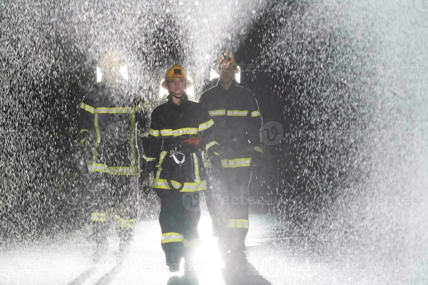 retrato de un grupo de bomberos en pie y caminando valiente y optimista con un hembra como equipo líder. foto