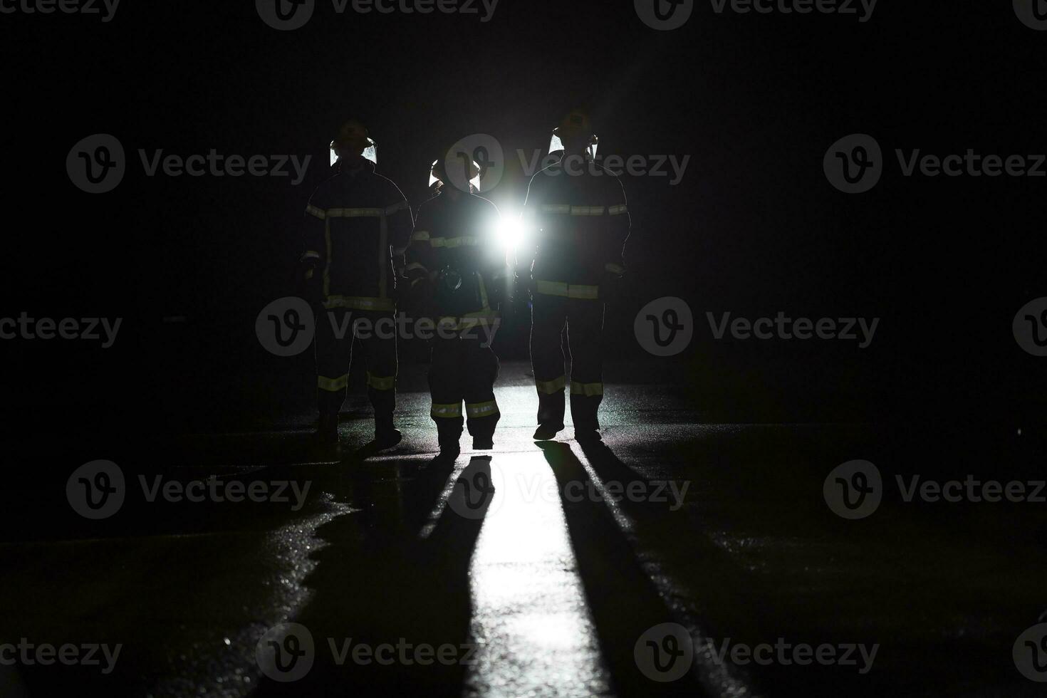 retrato de un grupo de bomberos en pie y caminando valiente y optimista con un hembra como equipo líder. foto