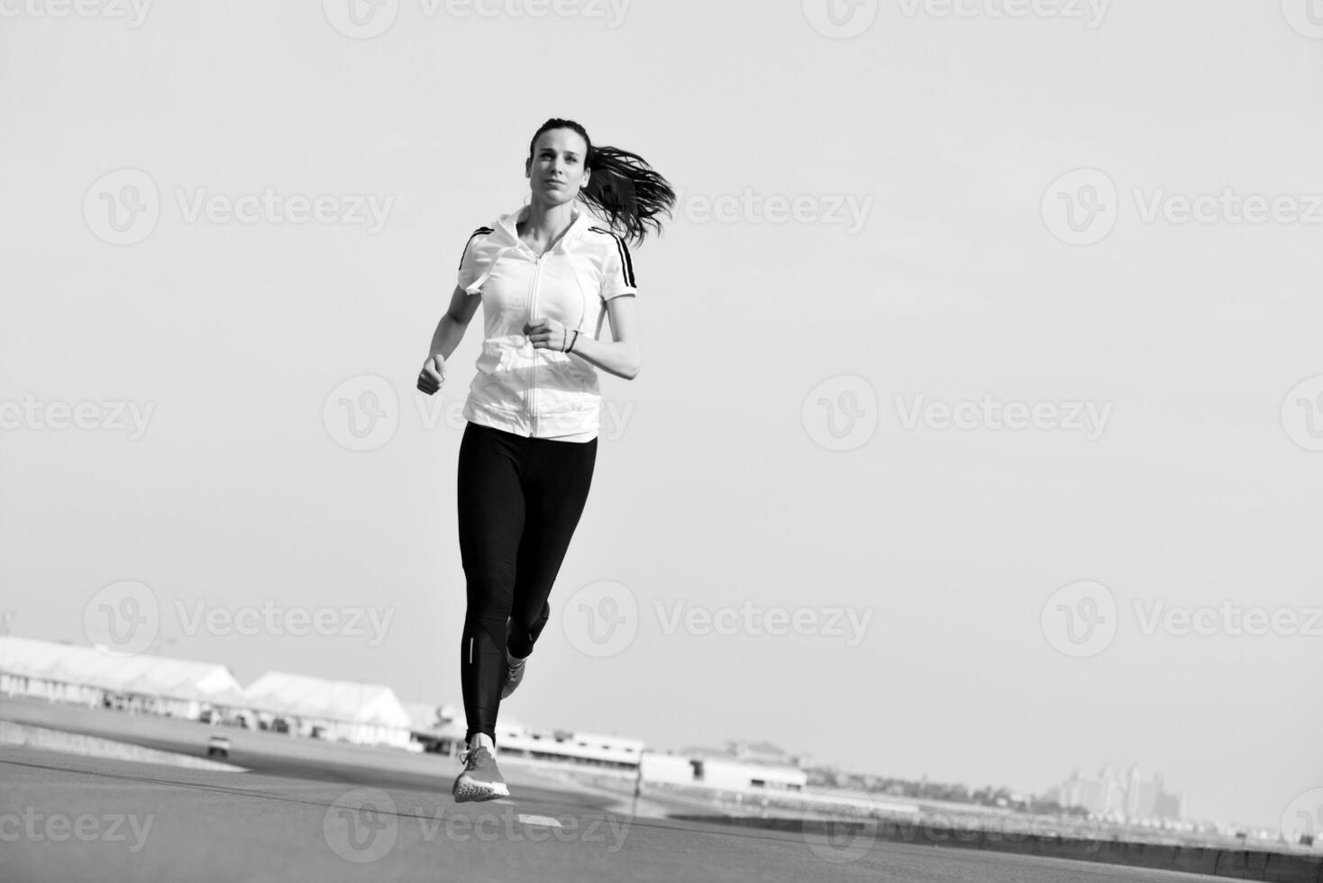 mujer corriendo por la mañana foto