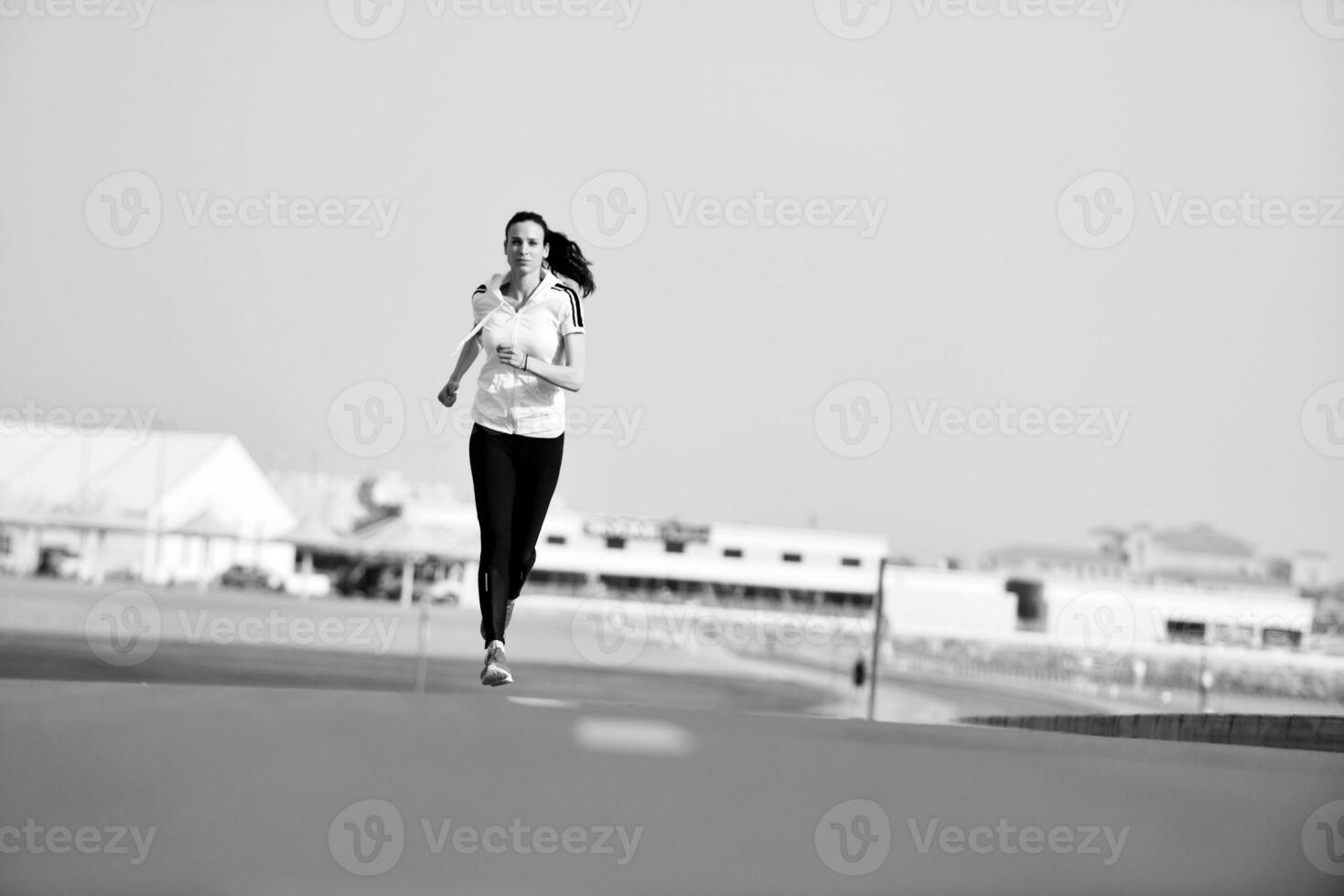 mujer corriendo por la mañana foto