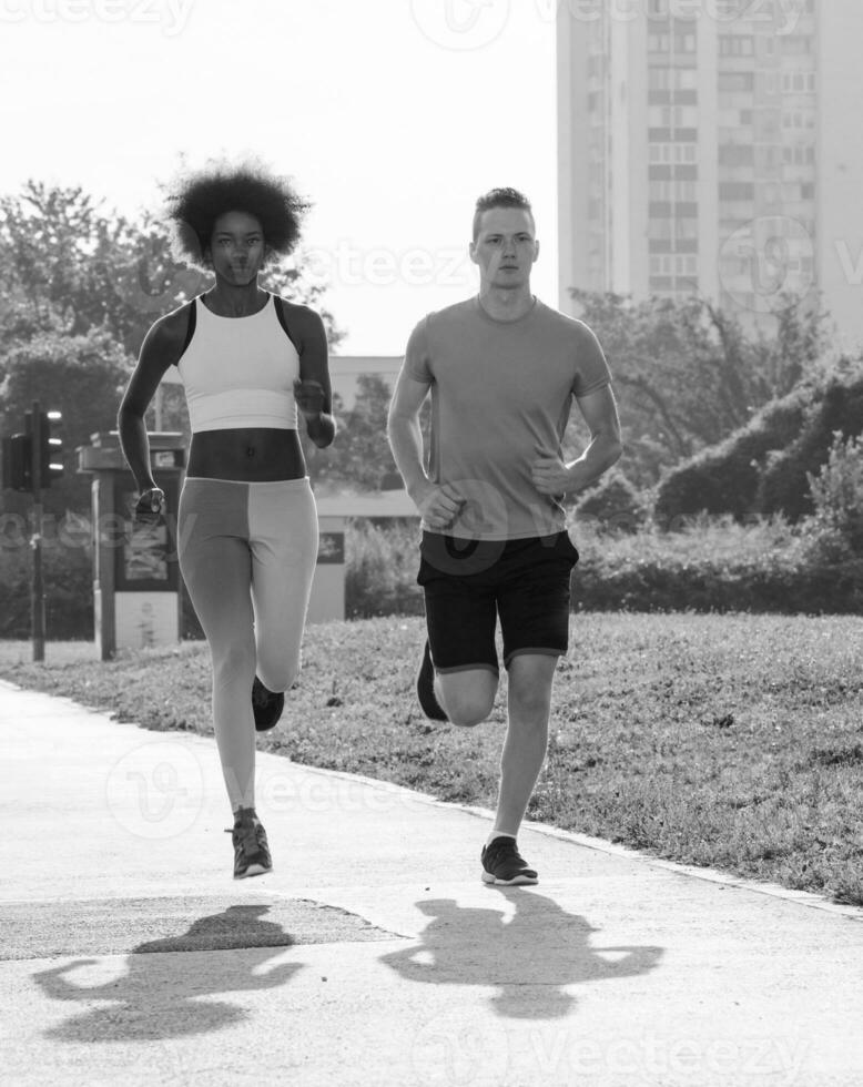 grupo multiétnico de personas en el jogging foto