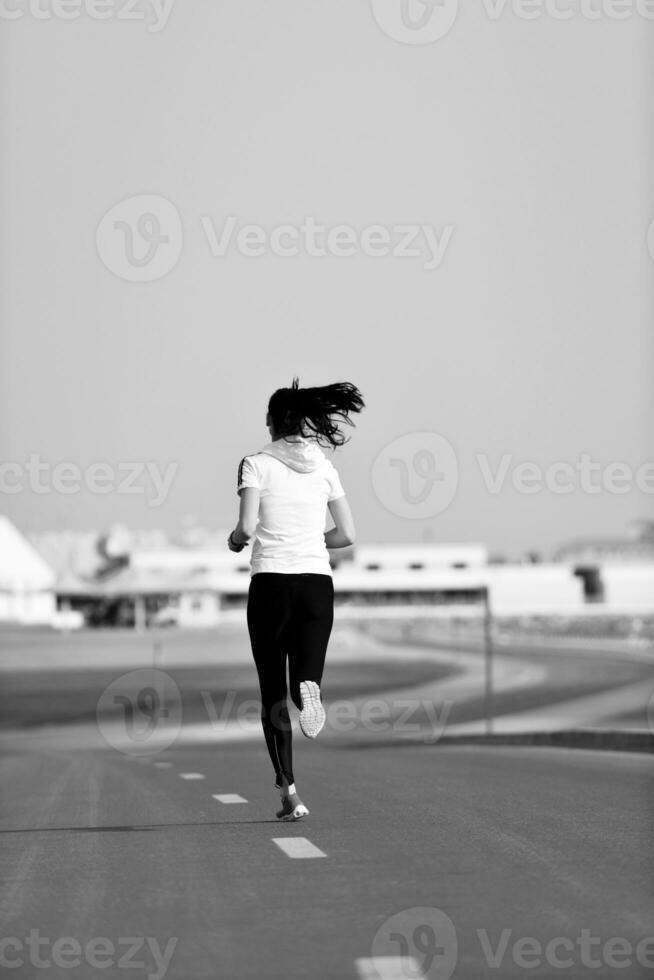 mujer corriendo por la mañana foto