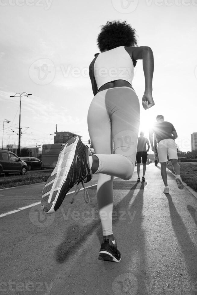 grupo multiétnico de personas en el jogging foto