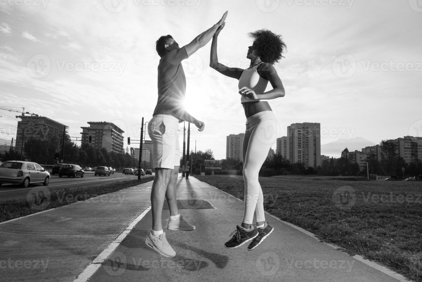 grupo multiétnico de personas en el jogging foto