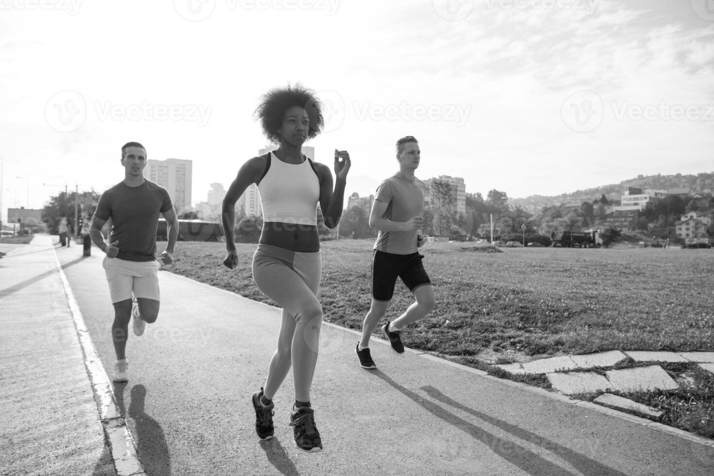 grupo multiétnico de personas en el jogging foto