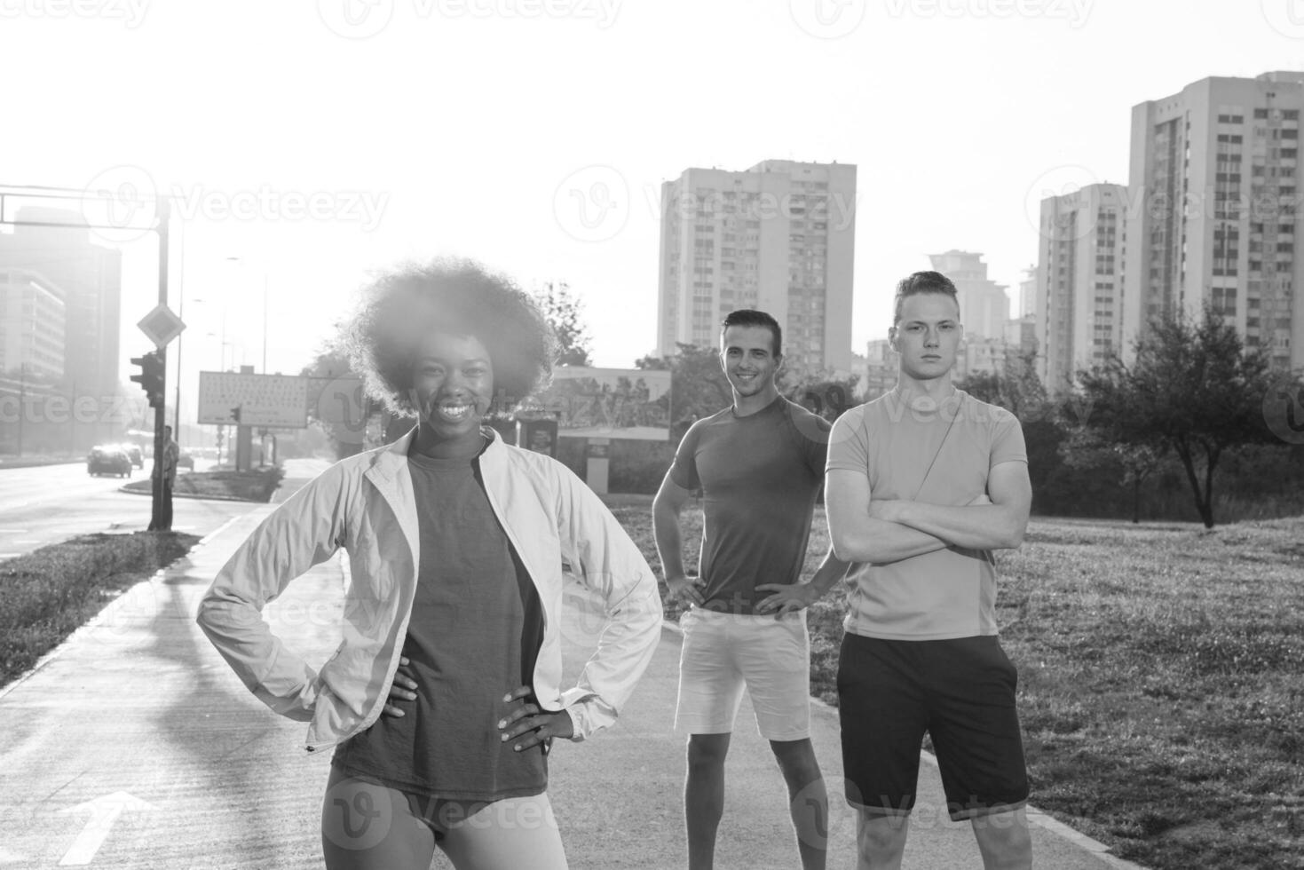 retrato grupo multiétnico de personas en el footing foto