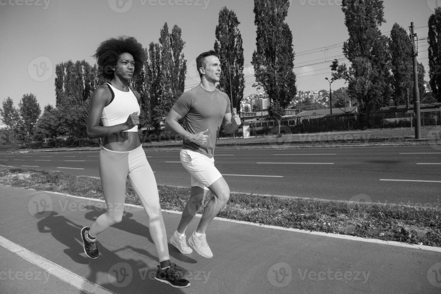 grupo multiétnico de personas en el jogging foto