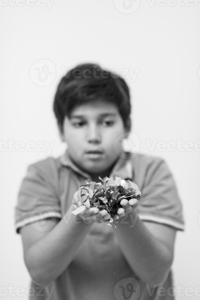 niño soplando confeti foto