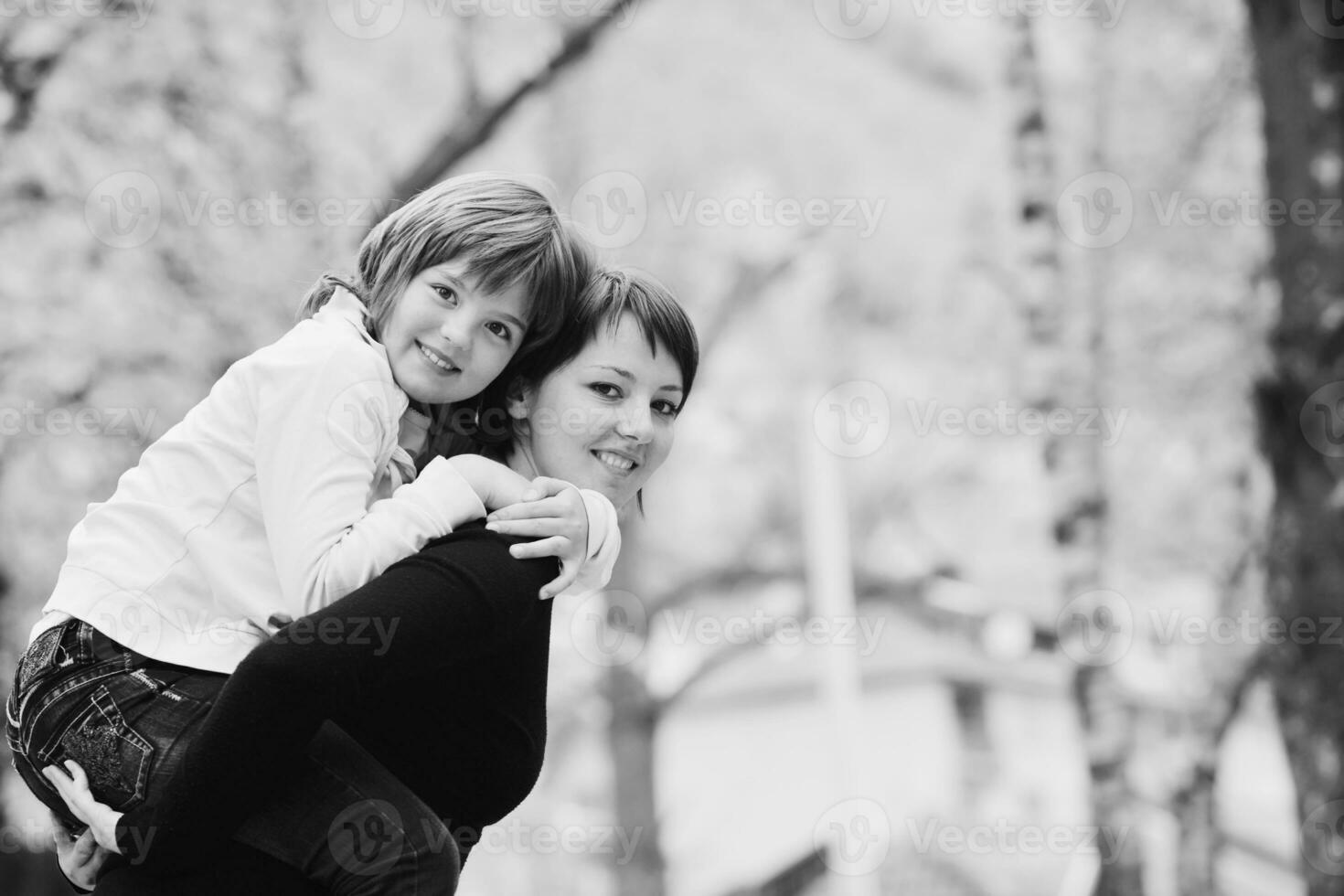 niña feliz y mamá al aire libre foto