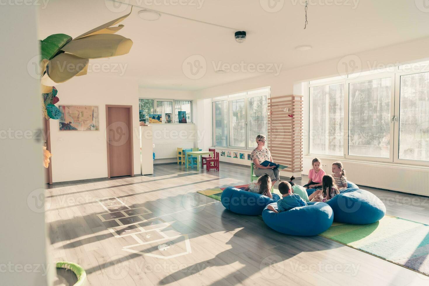 leyendo hora en elemental colegio o jardín de infancia, profesor leyendo un libro a niños en elemental colegio o jardín de infantes. selectivo atención foto