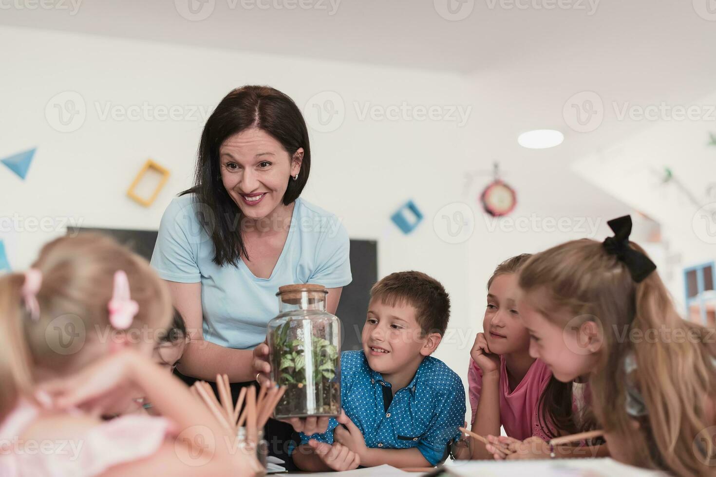 hembra profesor con niños en biología clase a elemental colegio conductible biología o botánico científico experimentar acerca de sostenible creciente plantas. aprendizaje acerca de plantas en un vaso tarro foto