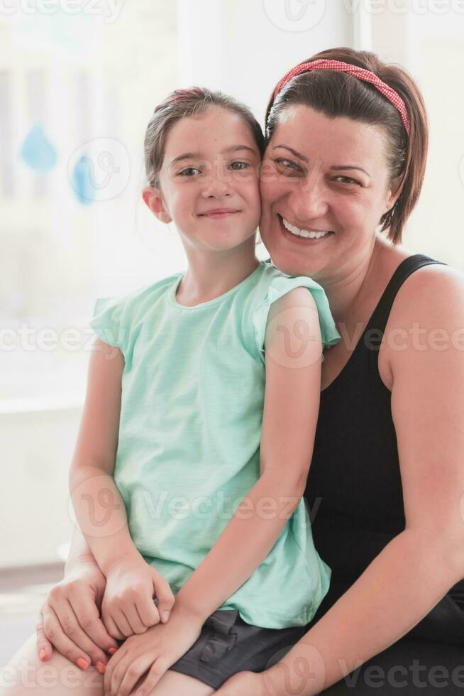 retrato de un madre y hija en un moderno institución para preescolar educación foto