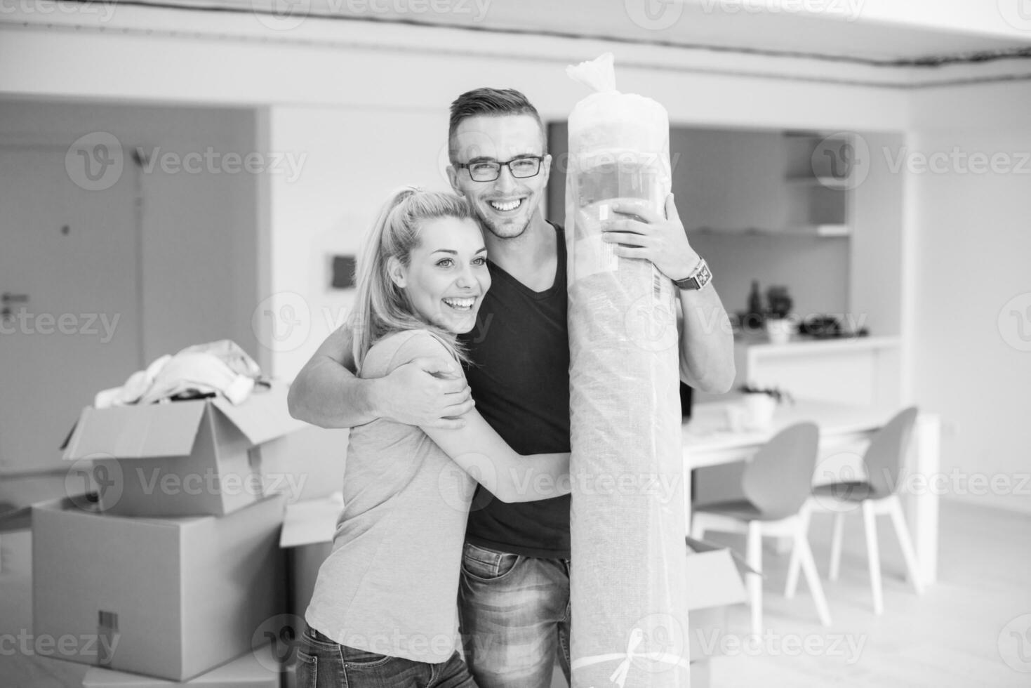 pareja cargando una alfombra mudándose a un nuevo hogar foto