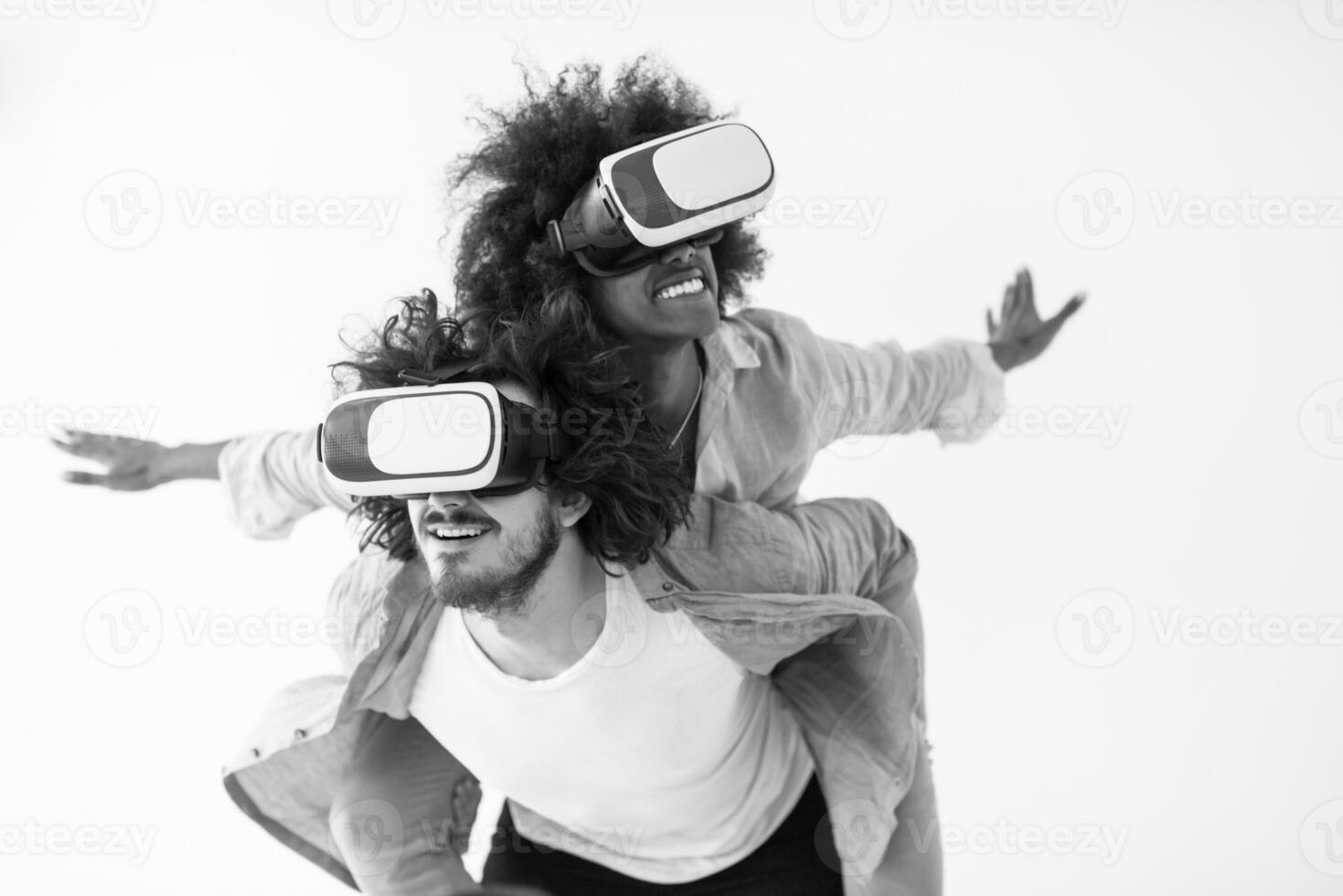 pareja multiétnica obteniendo experiencia usando gafas de auriculares vr foto