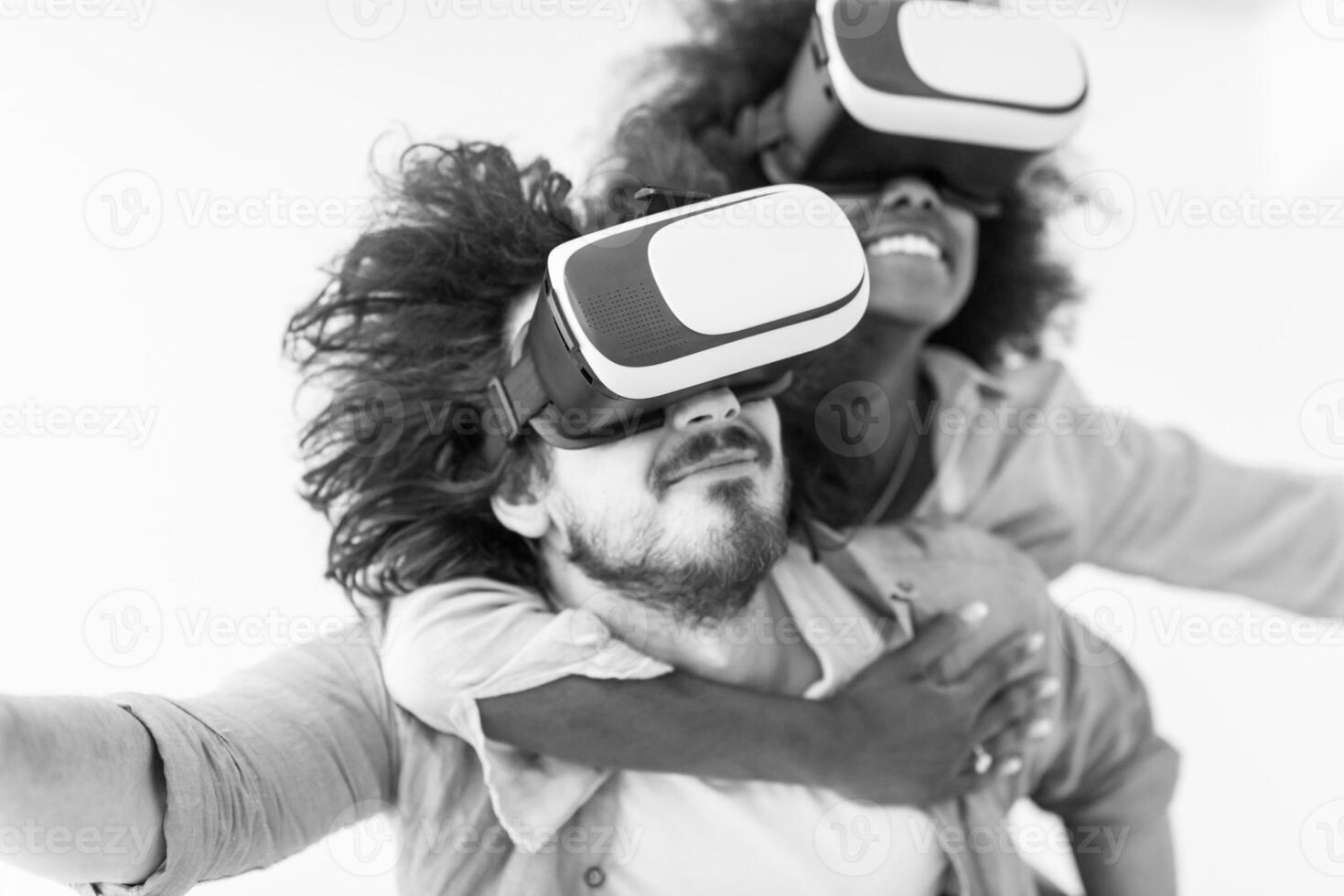 pareja multiétnica obteniendo experiencia usando gafas de auriculares vr foto