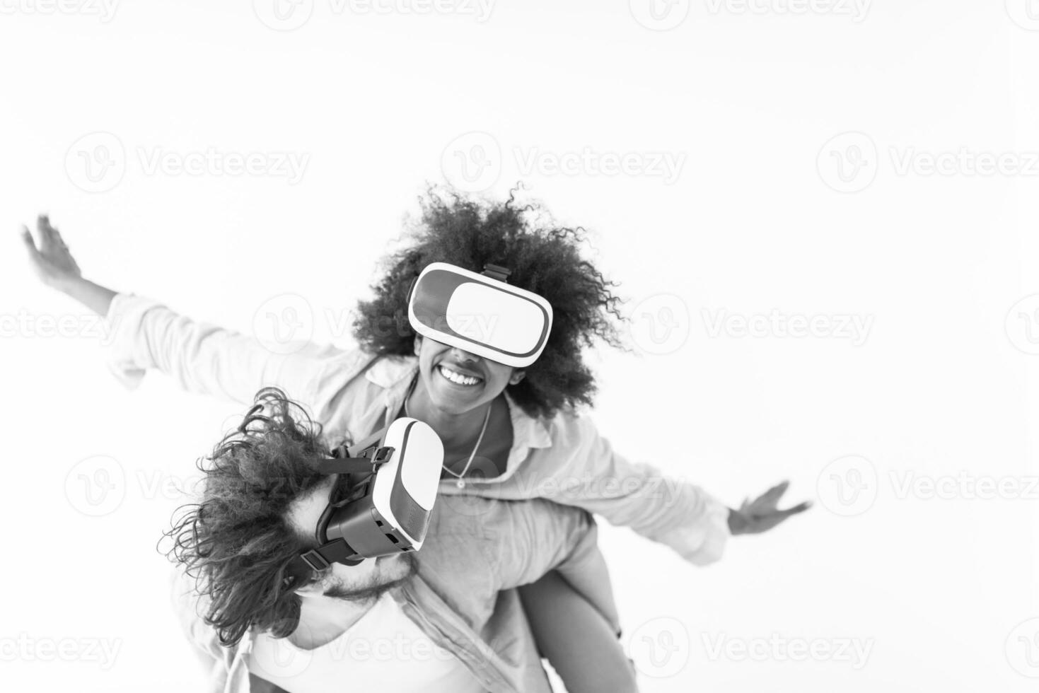 pareja multiétnica obteniendo experiencia usando gafas de auriculares vr foto