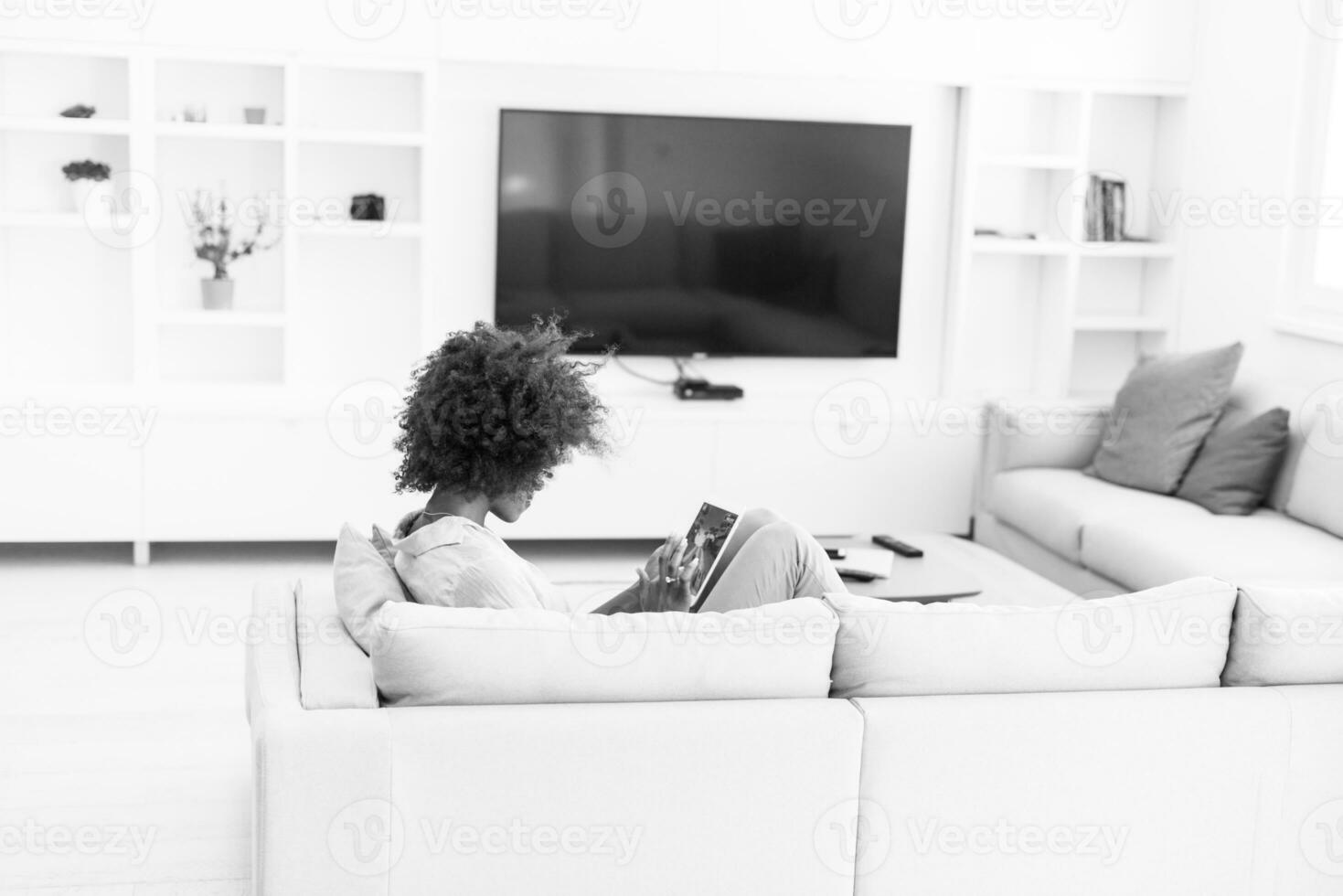 mujer afroamericana en casa usando tableta digital foto