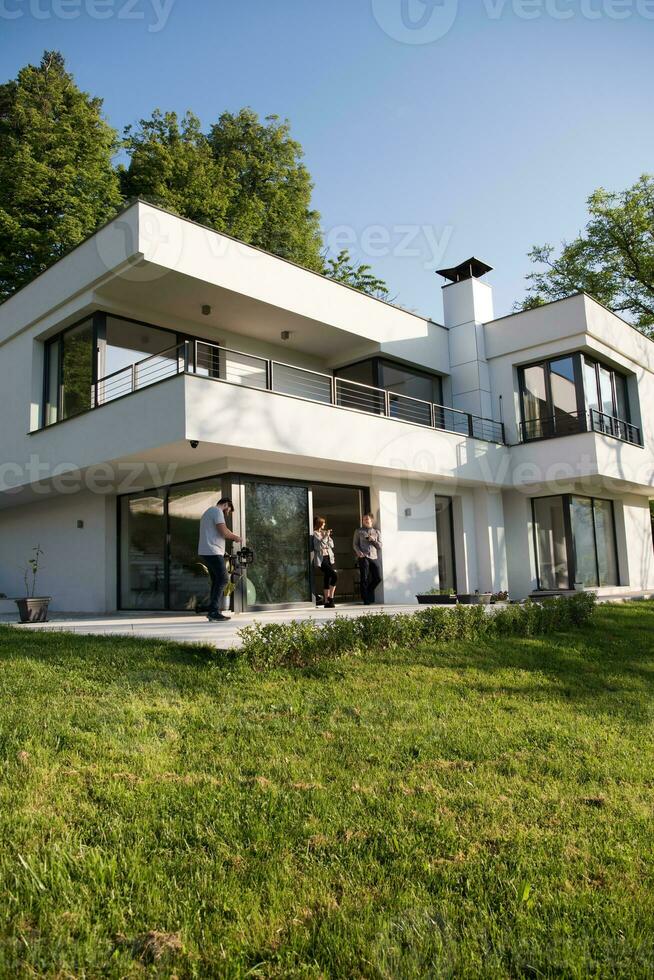 pareja disfrutando en la puerta de su villa de lujo foto