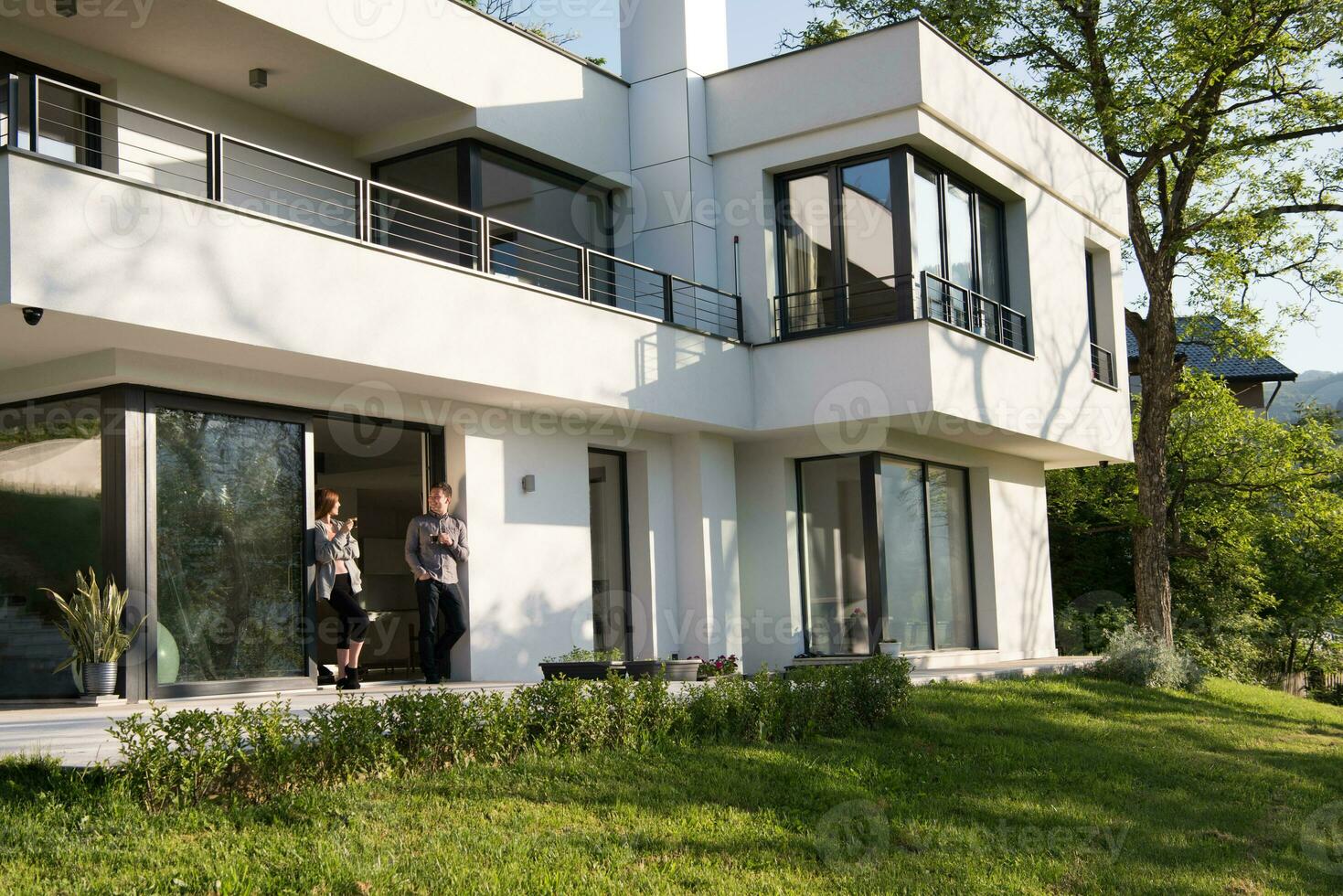 pareja disfrutando en la puerta de su villa de lujo foto