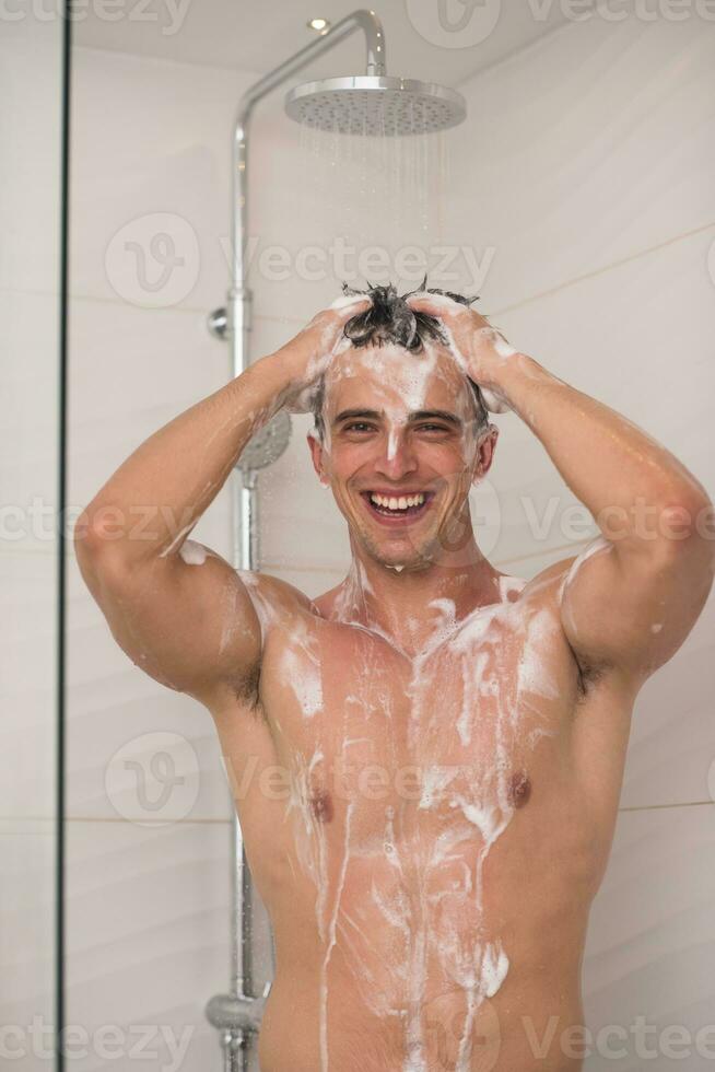 hombre duchándose en el baño foto