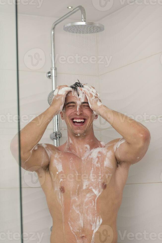 hombre duchándose en el baño foto