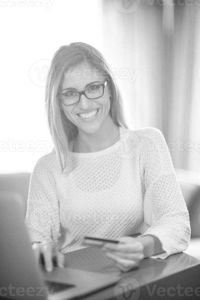 woman  shopping  Online photo