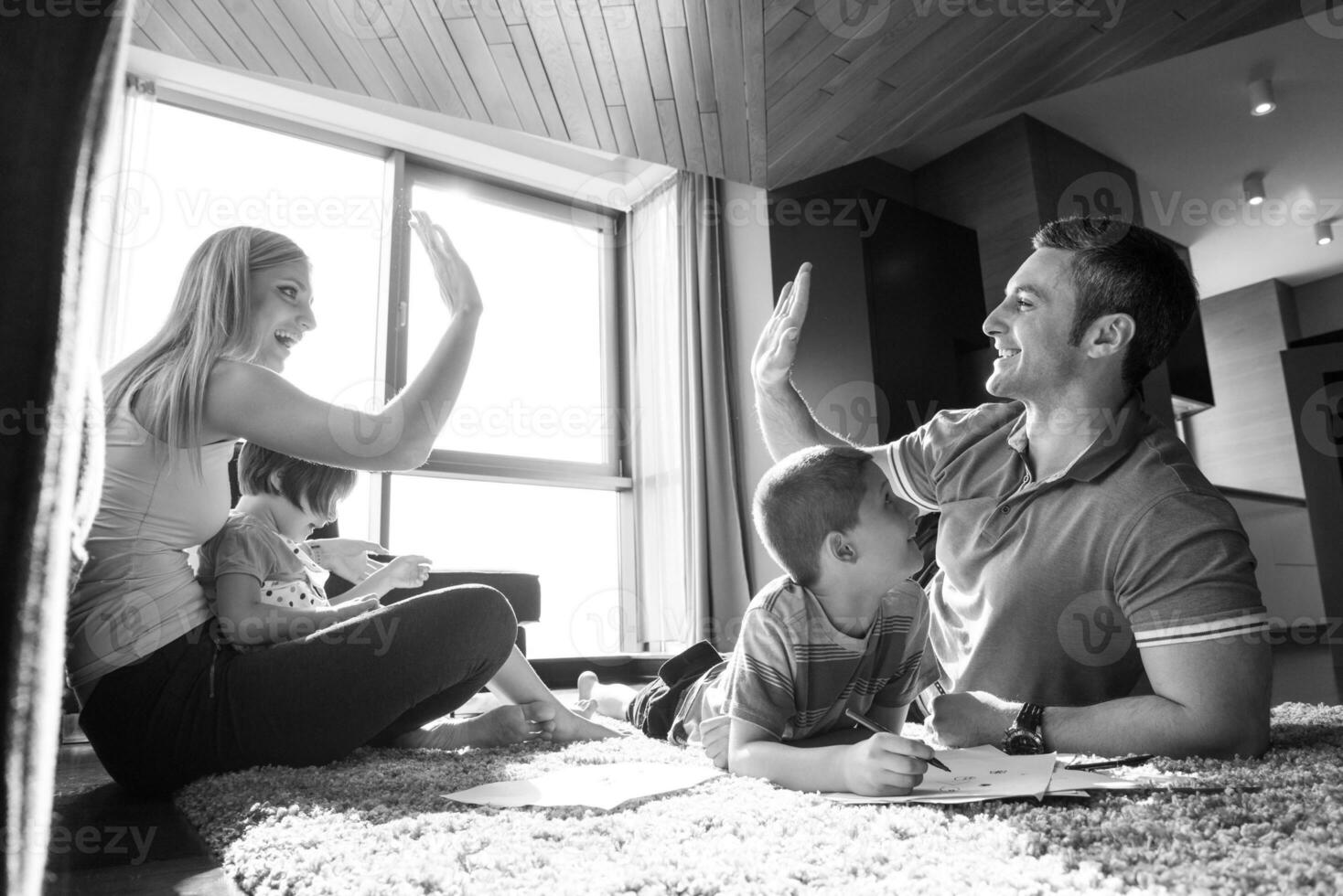 pareja joven pasando tiempo con niños foto