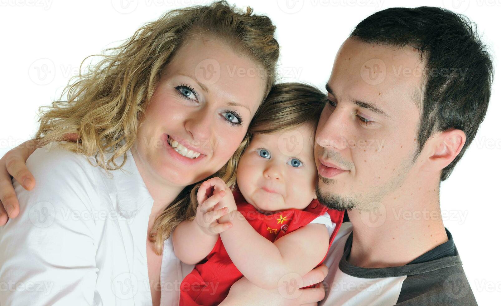 familia joven feliz juntos en el estudio foto