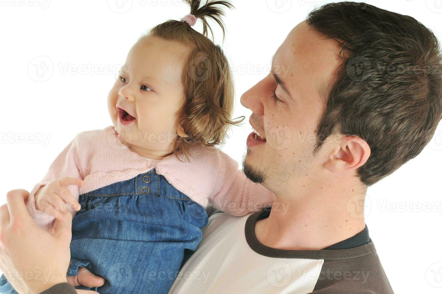 joven padre juega con una hermosa hija foto