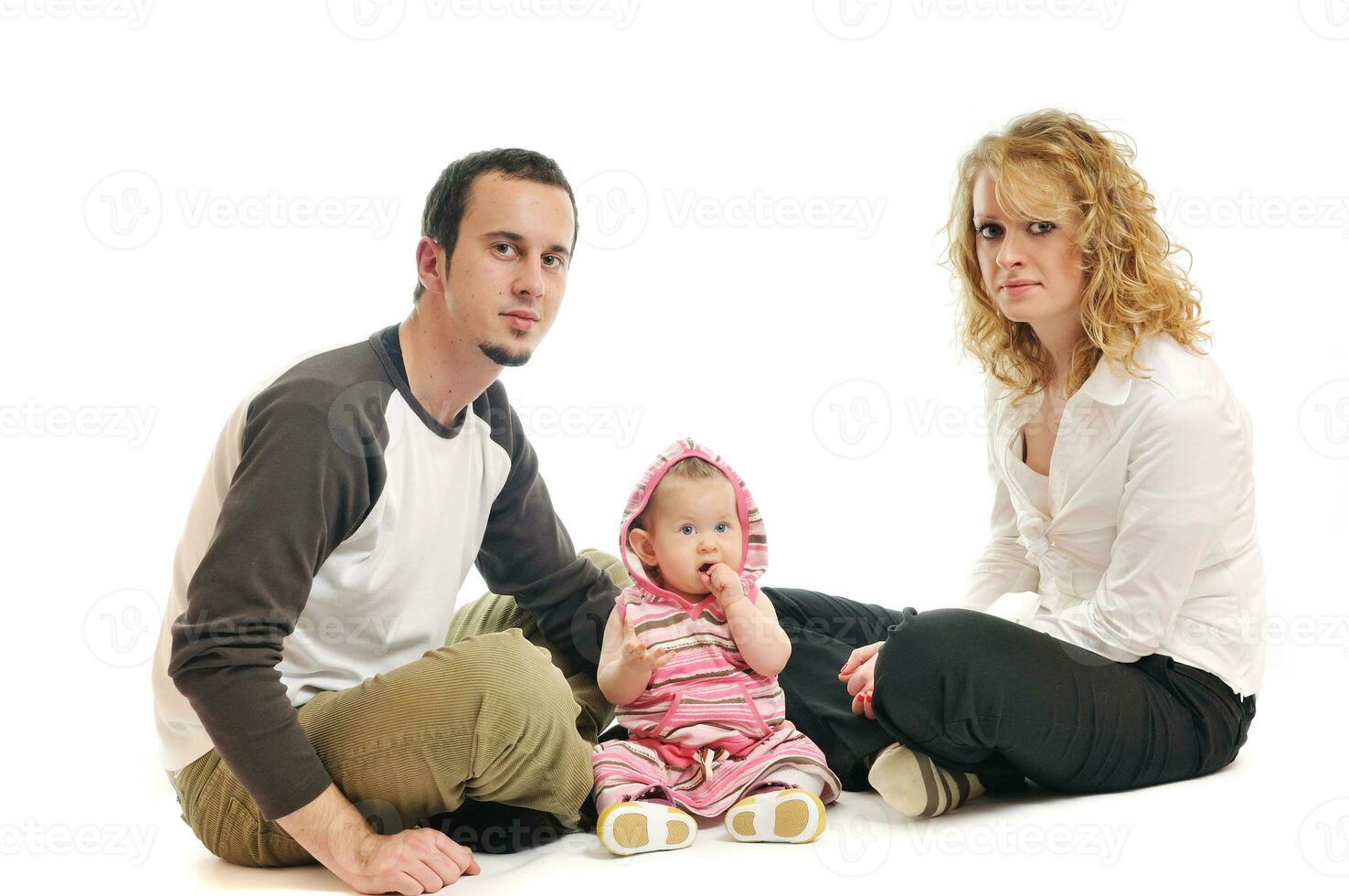 familia joven feliz juntos en el estudio foto