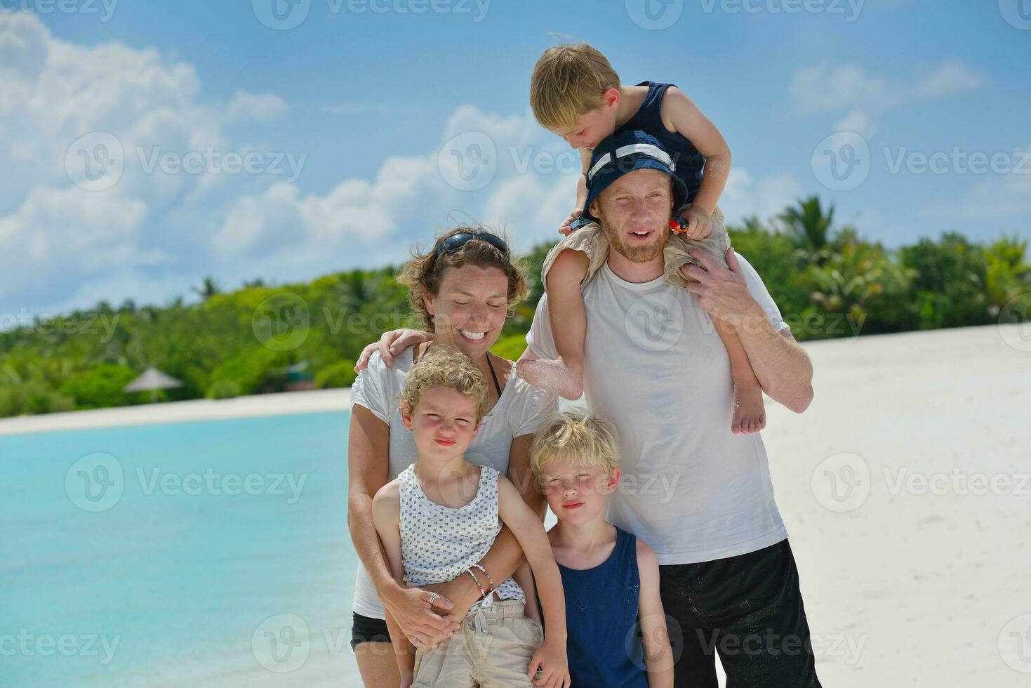 familia feliz de vacaciones foto