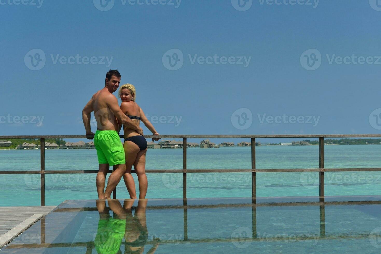 feliz pareja joven en vacaciones de verano diviértete y relájate foto