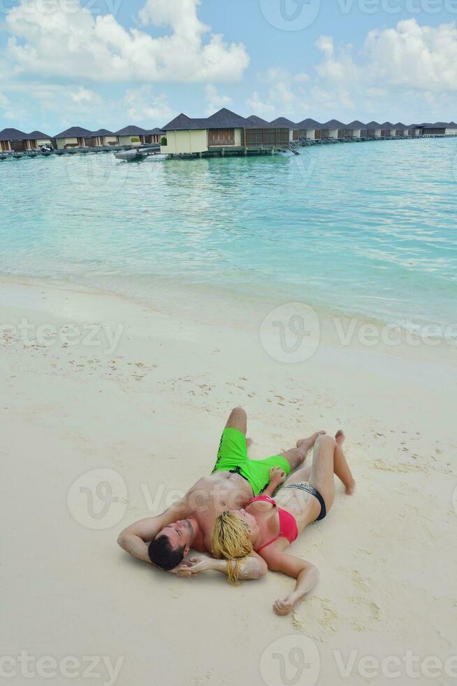 feliz pareja joven en vacaciones de verano diviértete y relájate foto