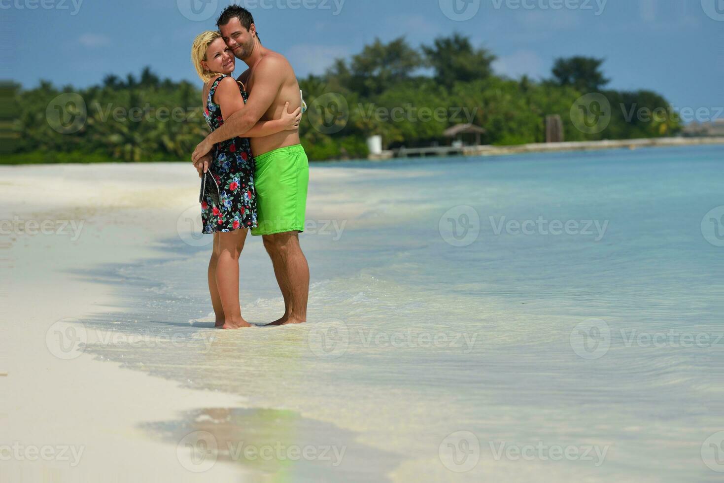 feliz pareja joven en vacaciones de verano diviértete y relájate foto