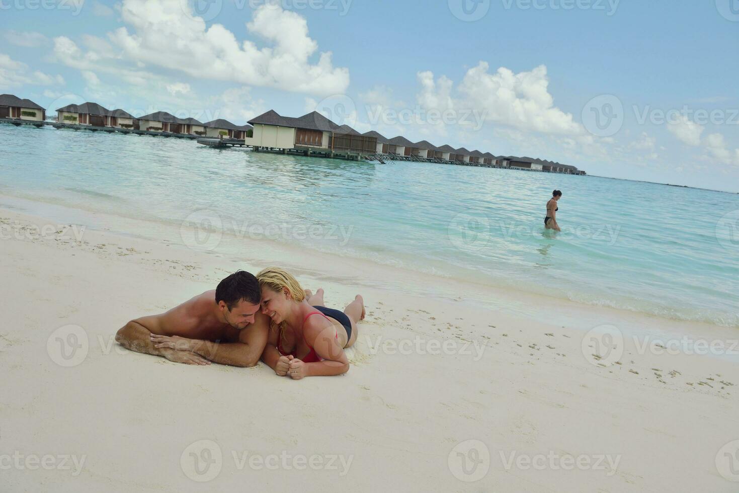 feliz pareja joven en vacaciones de verano diviértete y relájate en la playa foto