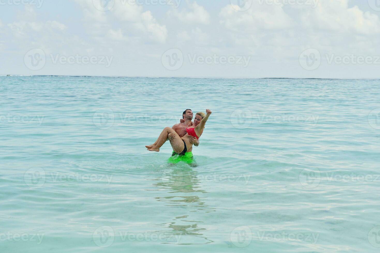 feliz pareja joven en vacaciones de verano diviértete y relájate foto