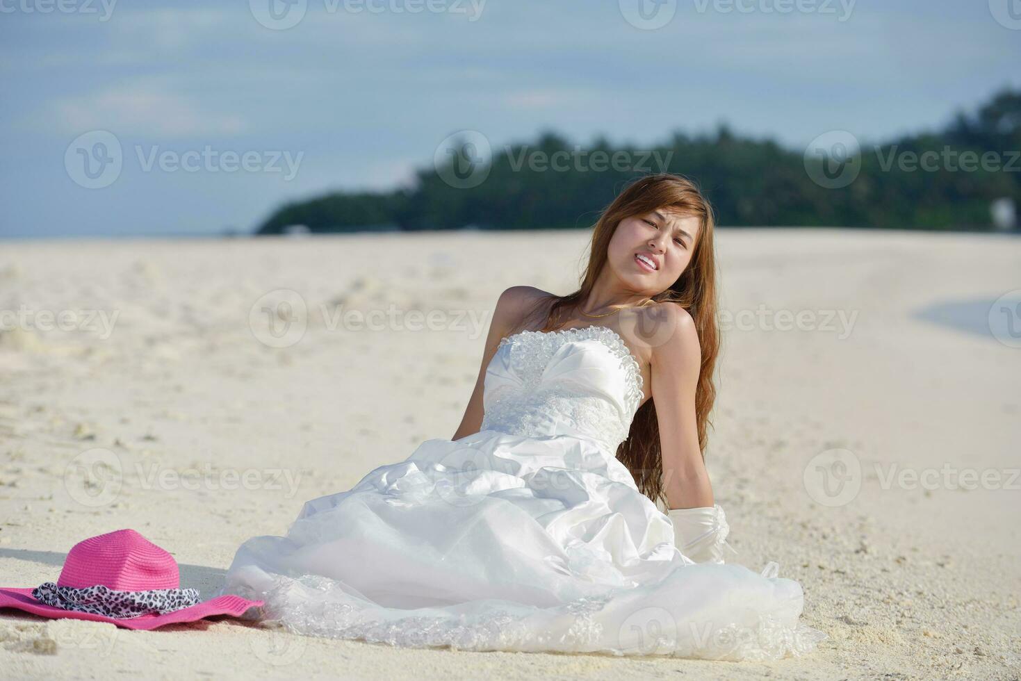 novia asiática en la playa foto